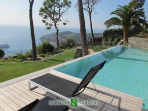 Une vue splendide sur le Cap Ferrat à côté d'une piscine dans une villa
