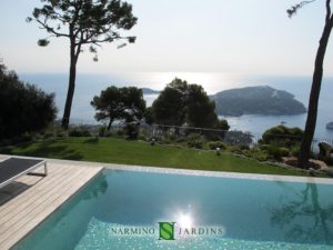 Une vue splendide sur un jardin au Cap Ferrat