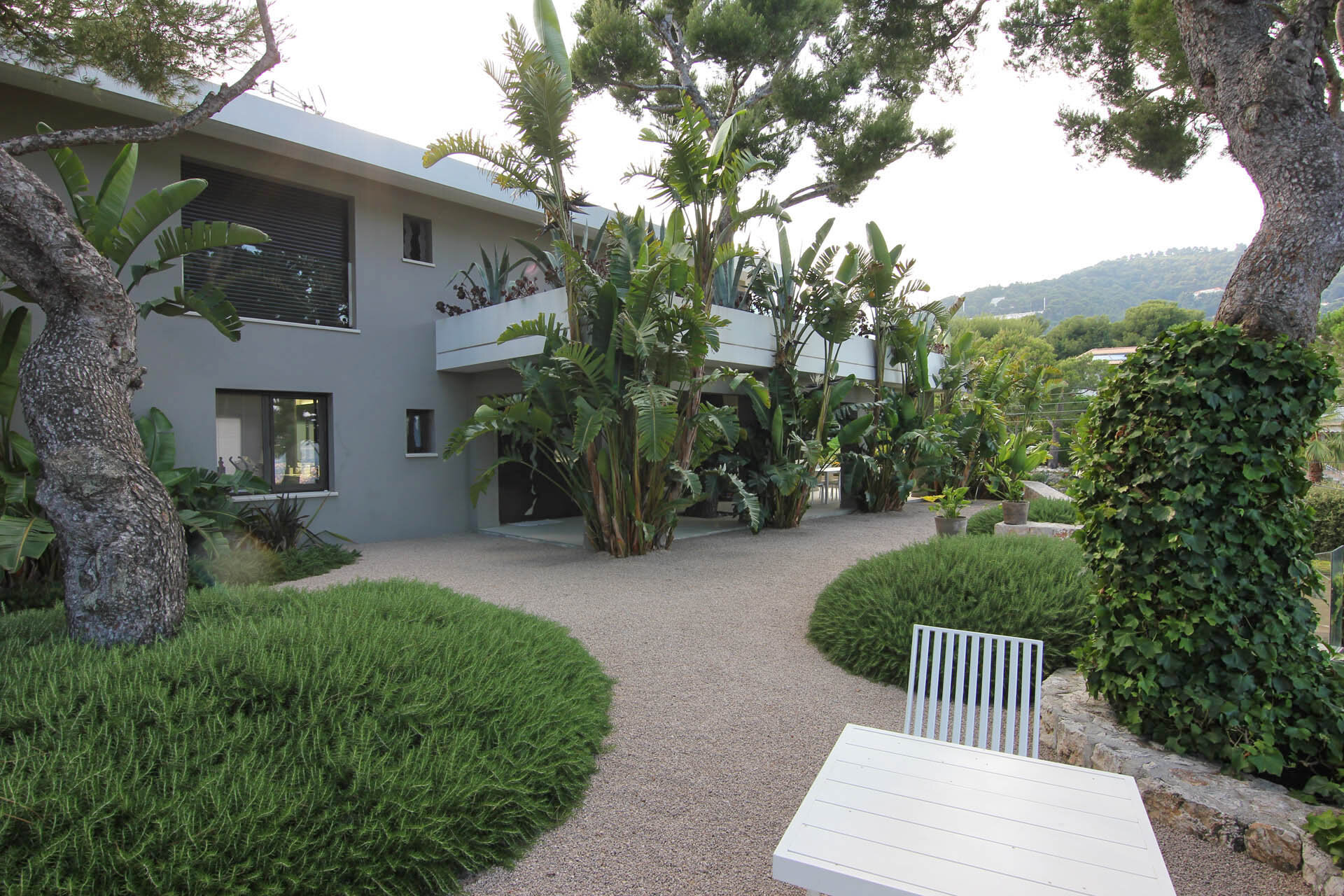 L'entrée d'une belle villa contemporaine à Roquebrune Cap Martin