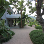 L'entrée de la villa entourée de verdure