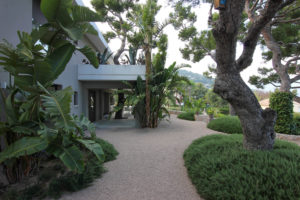 L'entrée de la villa entourée de verdure