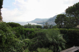 Une vue splendide vers Monaco depuis les jardins de cette villa