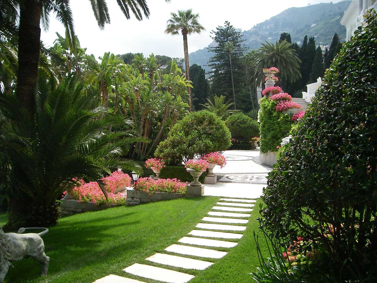 Allée avec pavage et jardinières