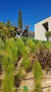 Une villa moderne et des jardins étudiés par un architecte paysager