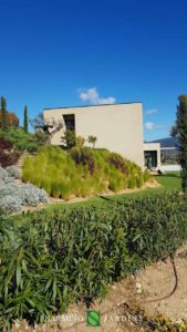 Une villa moderne et des jardins étudiés par un architecte paysager