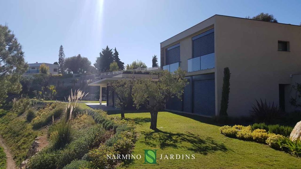 Une vue sur une des villas et ses jardins entretenus par Narmino Jardins