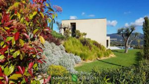 Une des villas et son délicat jardin entretenu par nos soins