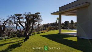 Une vue sur une des villas et ses jardins entretenus par Narmino Jardins