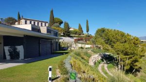 Une vue sur une des villas et ses jardins entretenus par Narmino Jardins