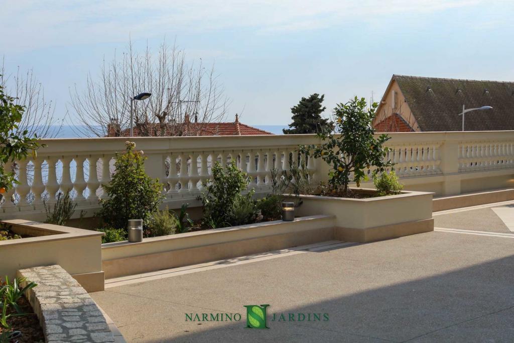 Jardinières et bacs fleuris par Narmino Jardins à Cap d'Ail