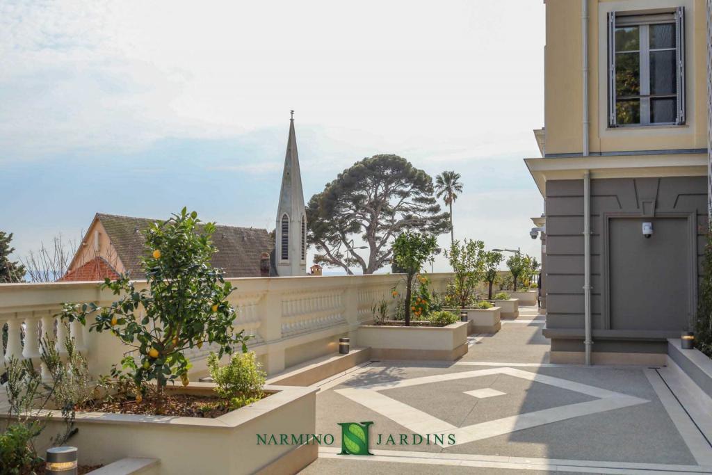 Jardinières et bacs fleuris par Narmino Jardins à Cap d'Ail