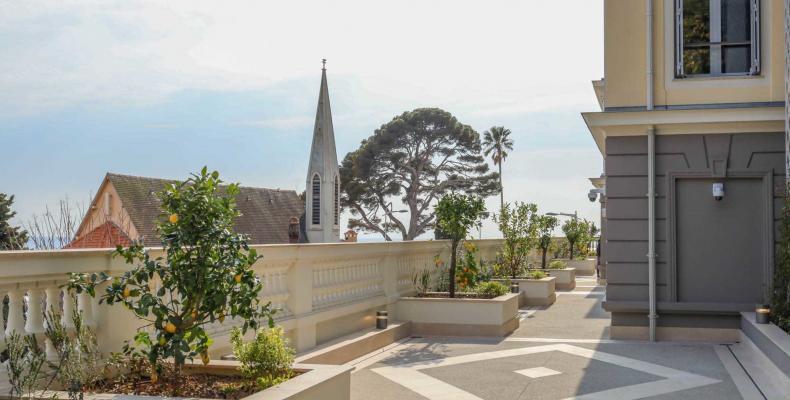 Jardinières et bacs fleuris par Narmino Jardins à Cap d'Ail