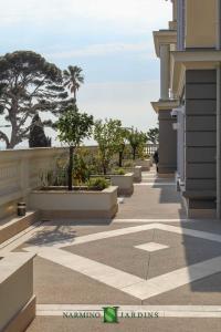 Jardinières et bacs fleuris par Narmino Jardins à Cap d'Ail