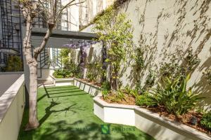 Terraces and planters by Narmino Jardins