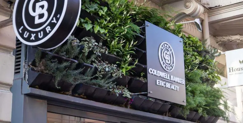 Enseigne végétale à l'agence immobilière Coldwell Banker Etic Realty à Monaco