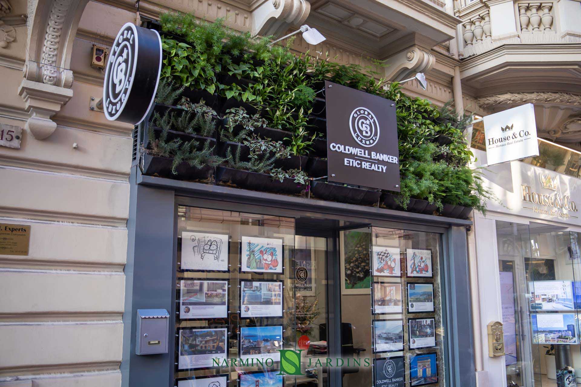 Enseigne végétale à l'agence immobilière Coldwell Banker Etic Realty à Monaco