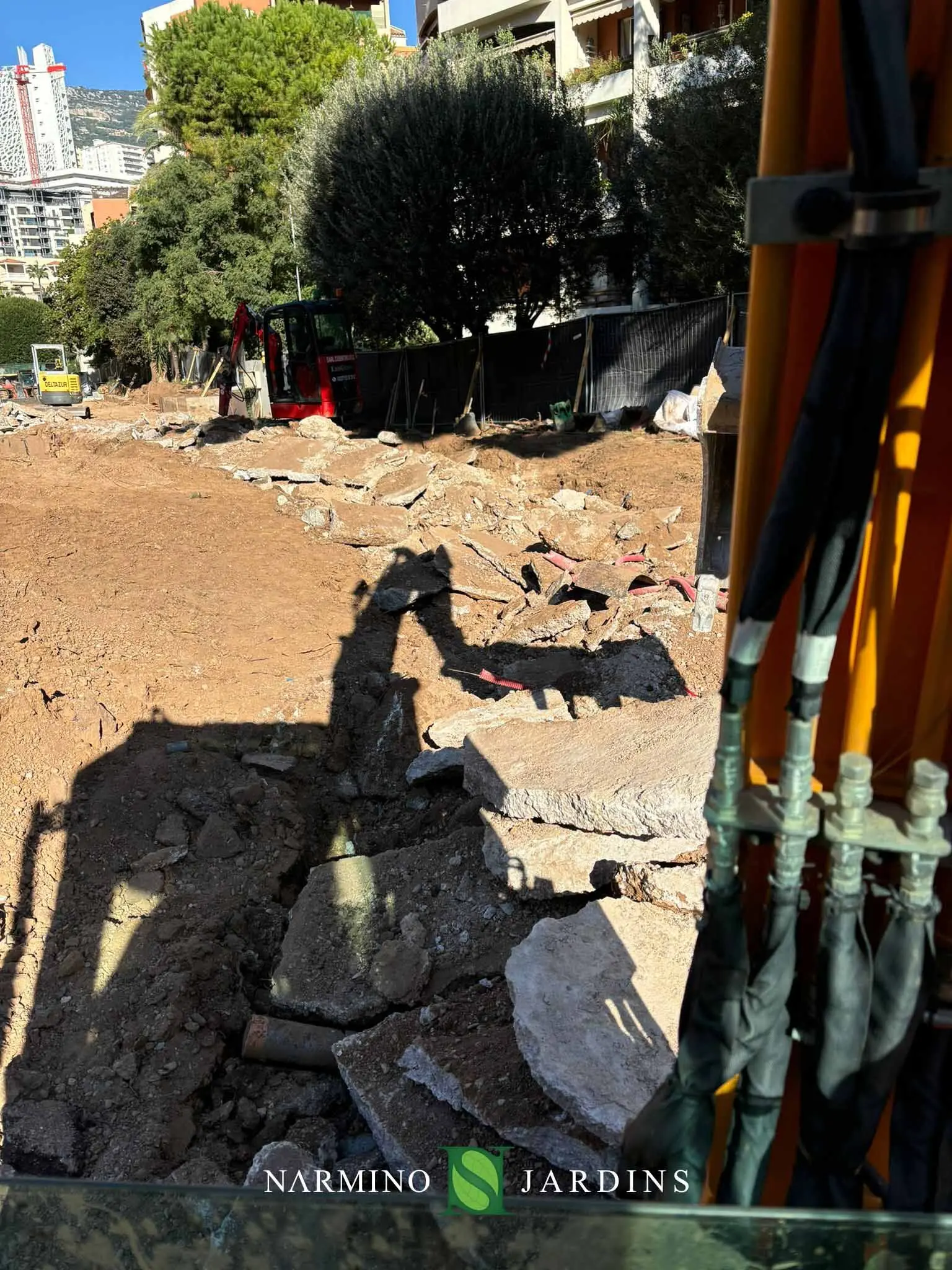 Grues mobilisées pour un chantier paysager à Fontvieille